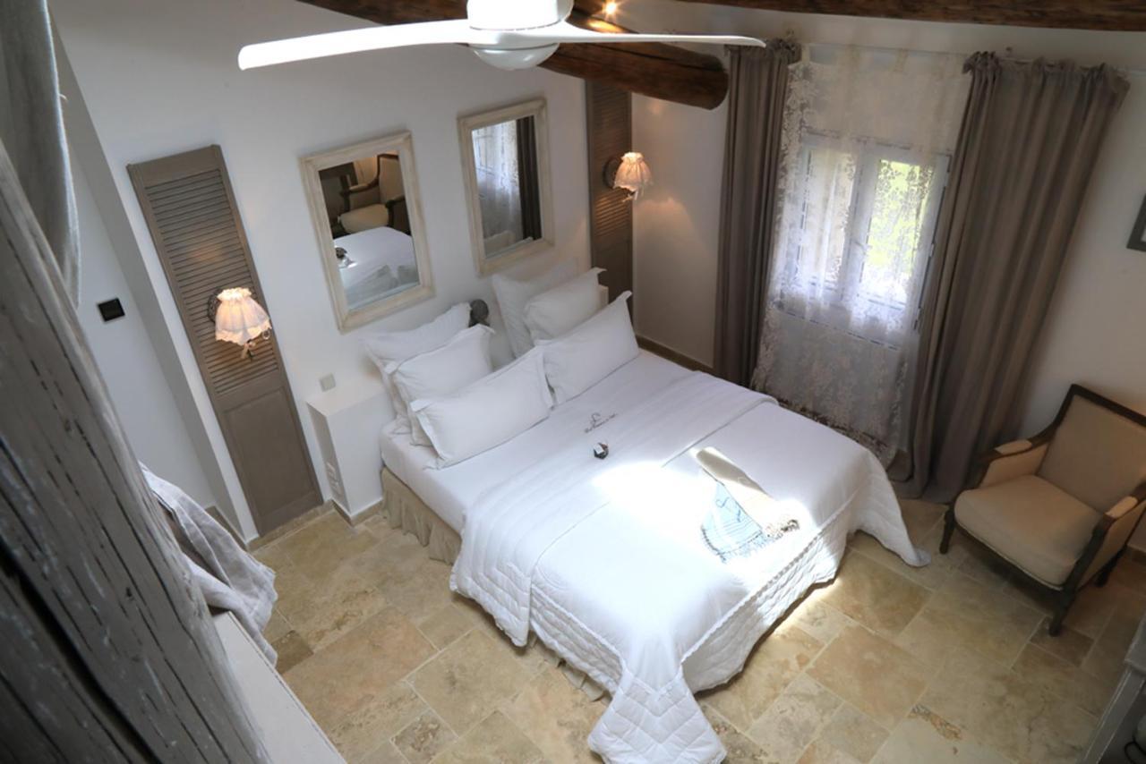 Maison D'Hotes "Les Ecuries Du Mas" Lamanon Екстер'єр фото